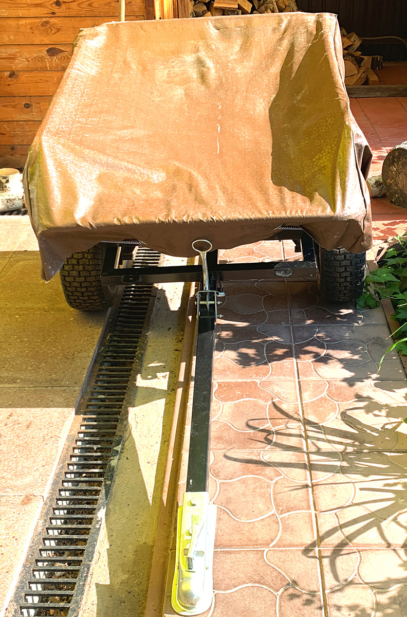 Тент с пустым прицепом