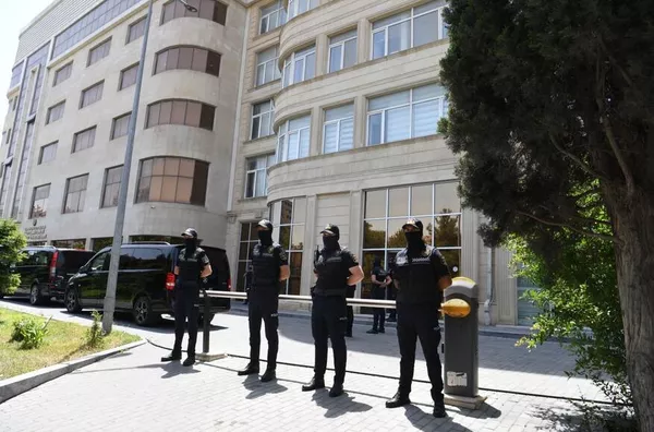 © Полиция у офиса "Sputnik Азербайджан". Фото: APA