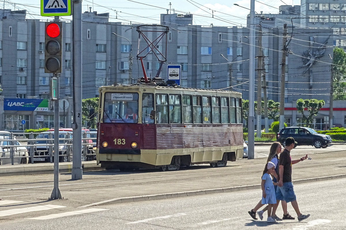     Проходят десятилетия, но советские трамваи все так же следуют по своим маршрутам