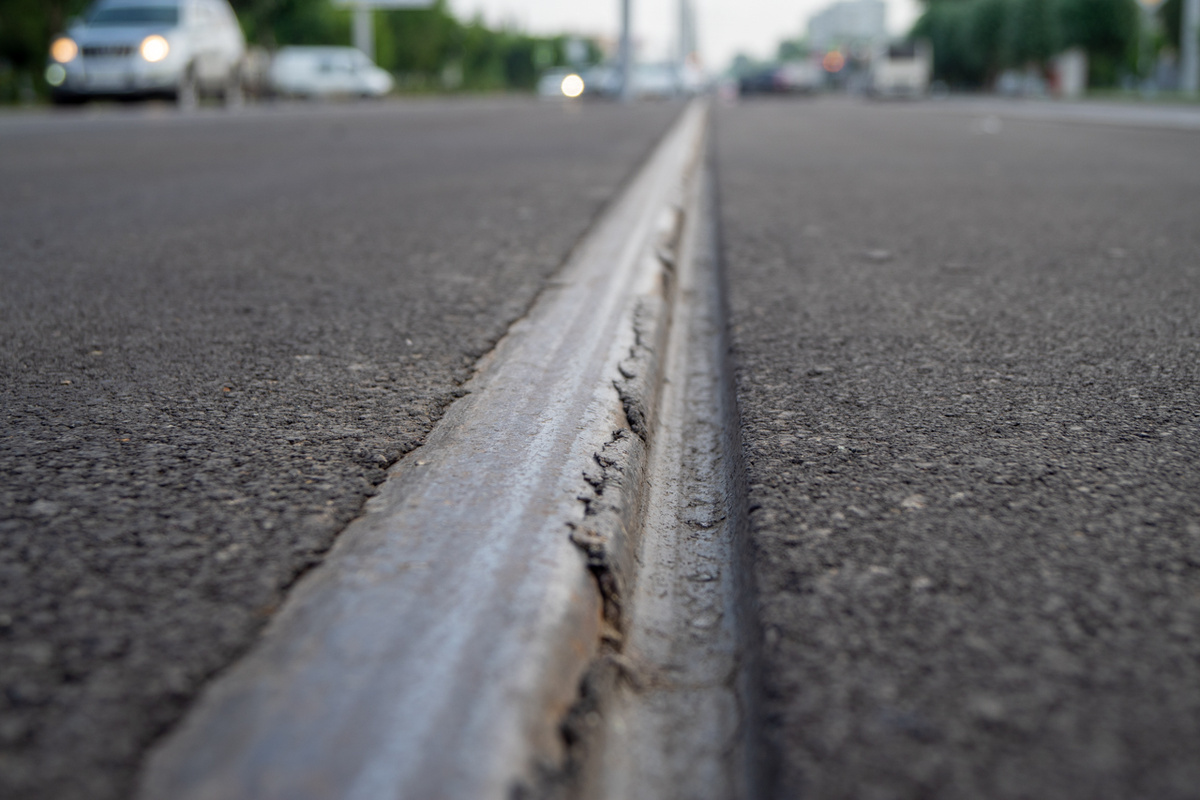     Трамвайные пути на половине Красраба обновили в прошлом году, но этого явно недостаточно