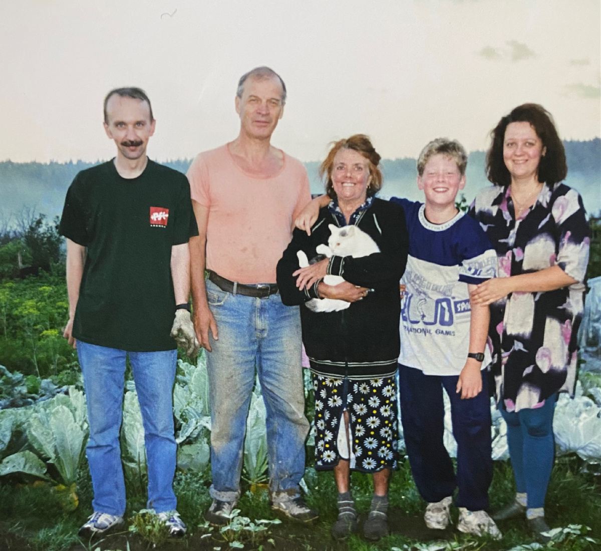 Всем семейством. Кто фотографировал не помню. Обратите внимание какая капуста сзади. Это у мамы с папой, а я на кухне феячила. У меня такая и рядом ни разу не получилась, я плюнула на огород))