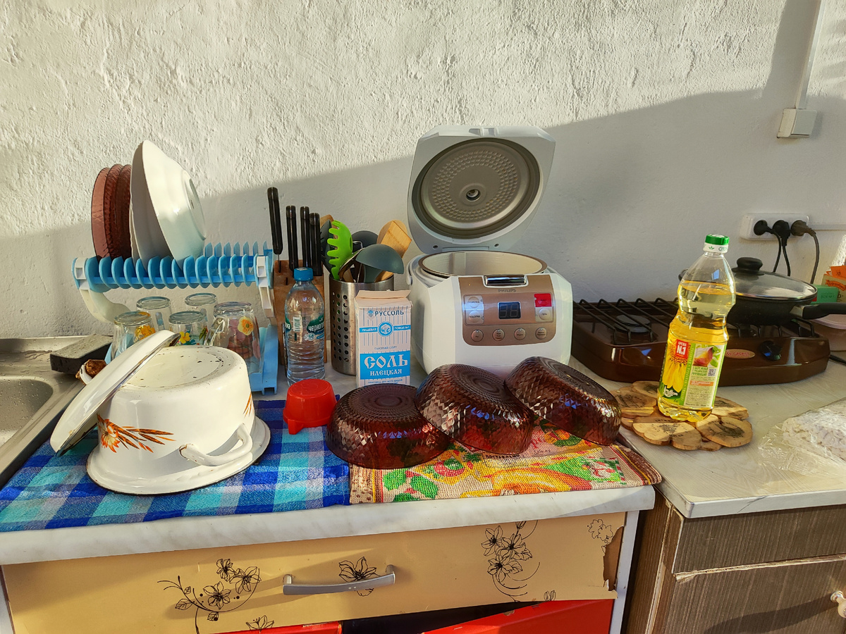 Кухня в процессе готовки ужина