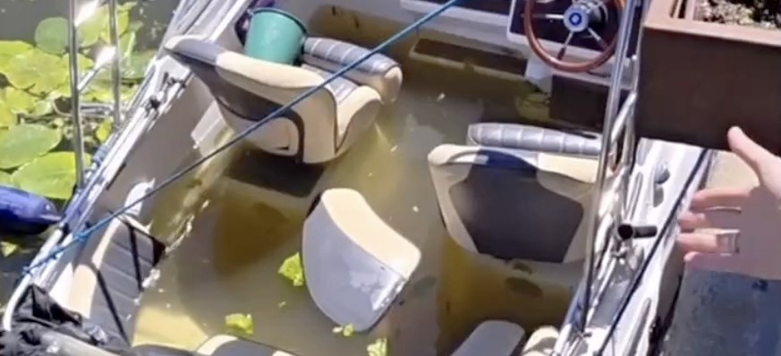 Комедиант Воля показывает что стало с лодкой. Наполовину заполнена водой