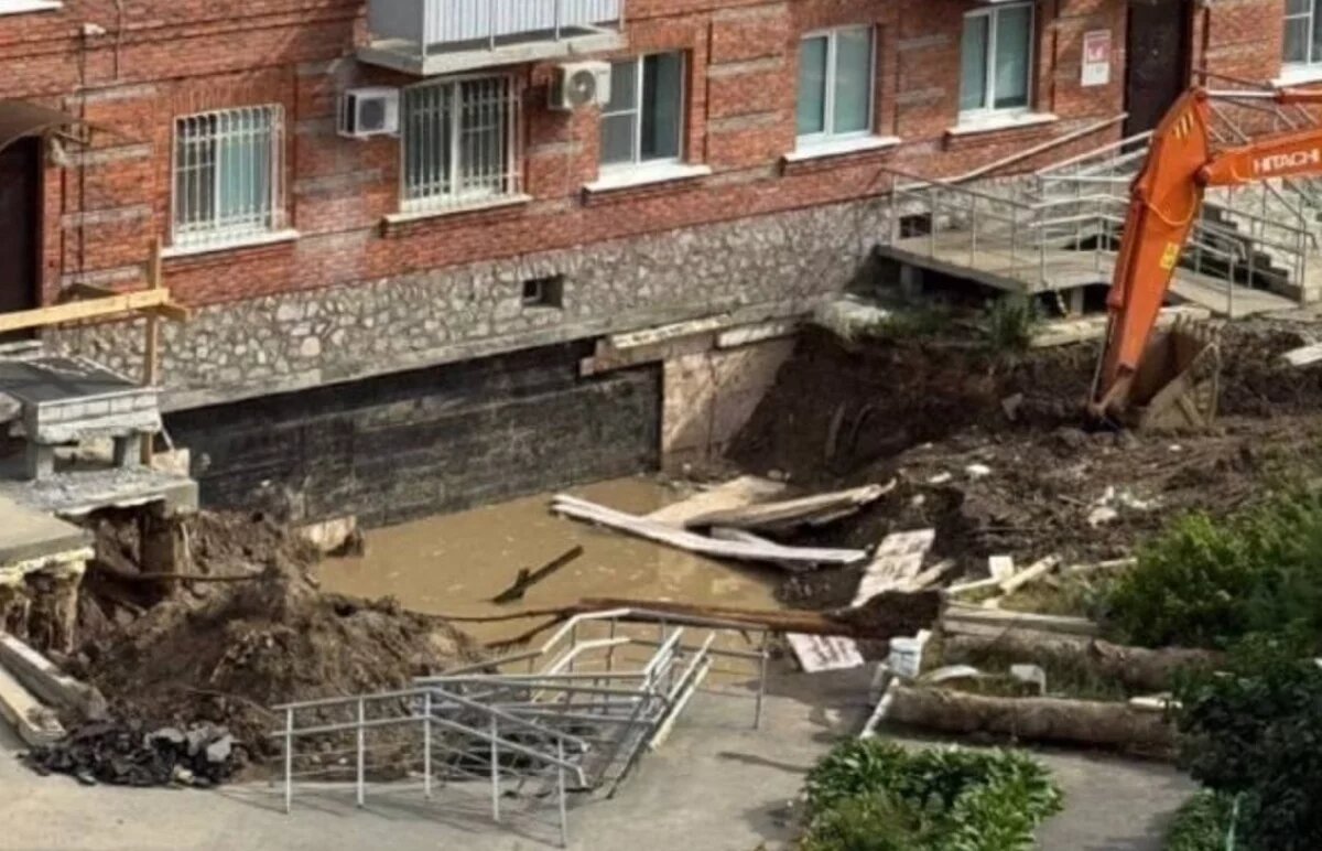    В Хабаровске размывает дом на Крещенской, жители боятся обрушения