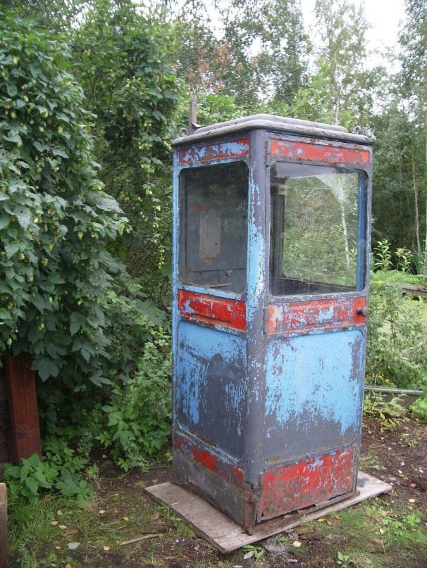 Невероятно тяжело найти современное фото такой будки в хорошем состоянии, но выглядело оно примерно так