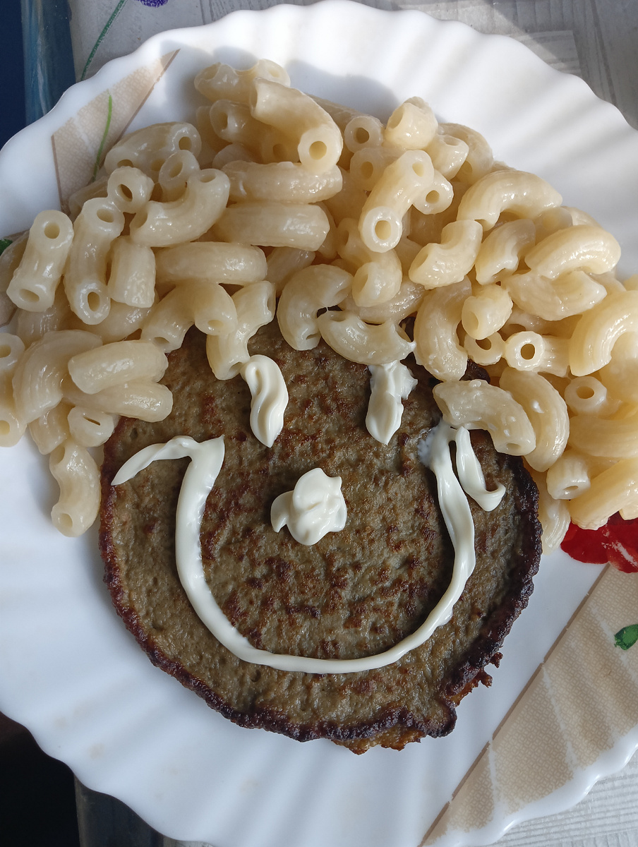 Макароны с печеночными оладьи. 
