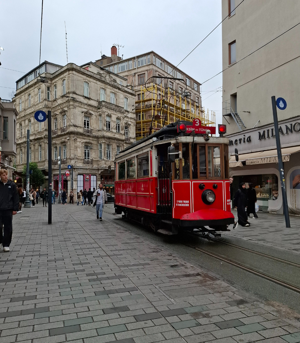 Улица Истикляль в Стамбуле - шумная, живая, с тем самым красным трамваем и старинными фасадами. Кстати, стоянка Астории Гранде в Стамбуле - очень удобная, в пешей доступности от туристического центра города.