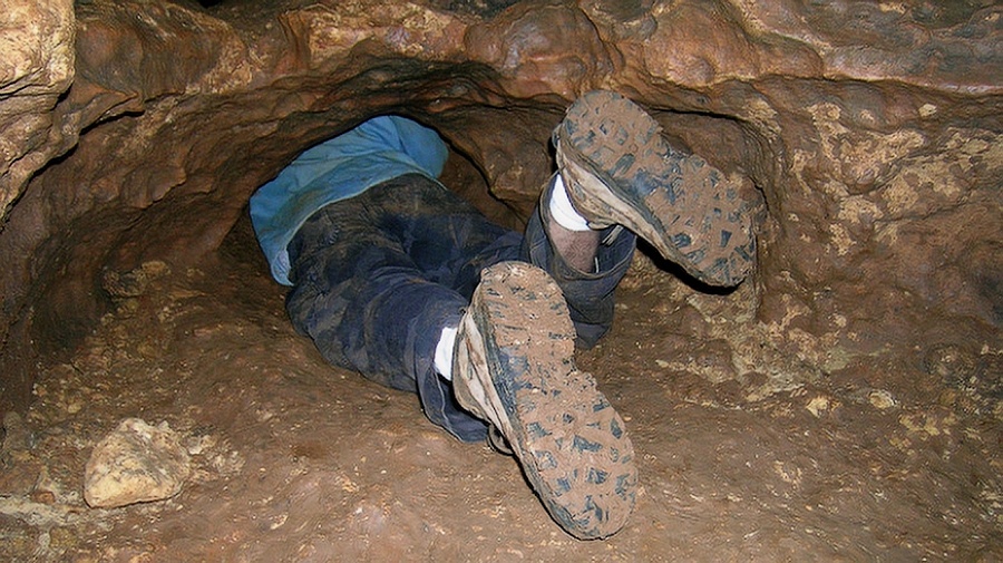 Застрять в пещере — это ужас не только для клаустрофоба, но и для любого человека (иллюстративное фото)