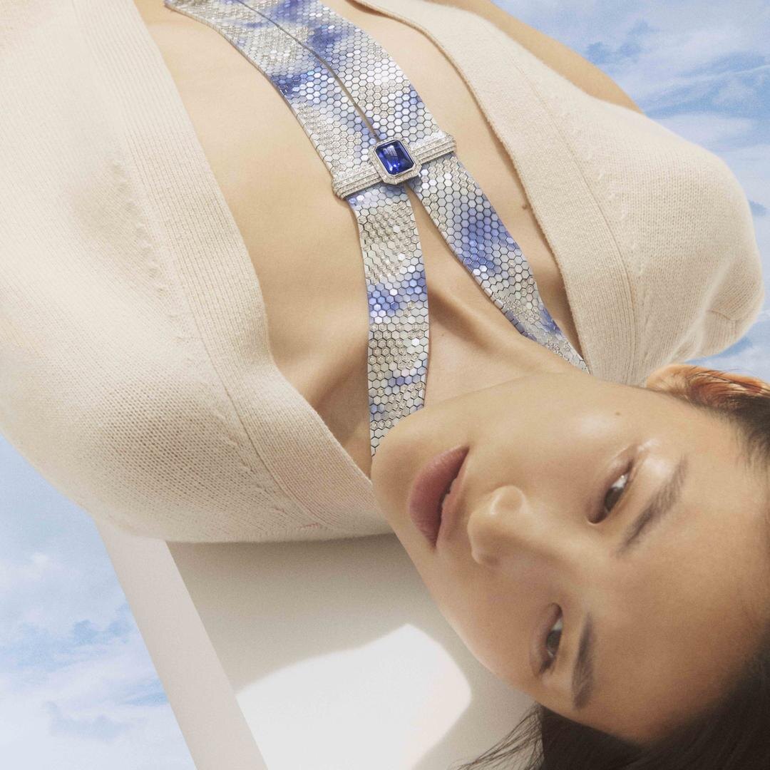 Колье Fenêtre sur Ciel от Boucheron представляет собой переплетенные с помощью аэрографа перламутровые сланцы на гибкой сетке с зажимом, увенчанным танзанитом.