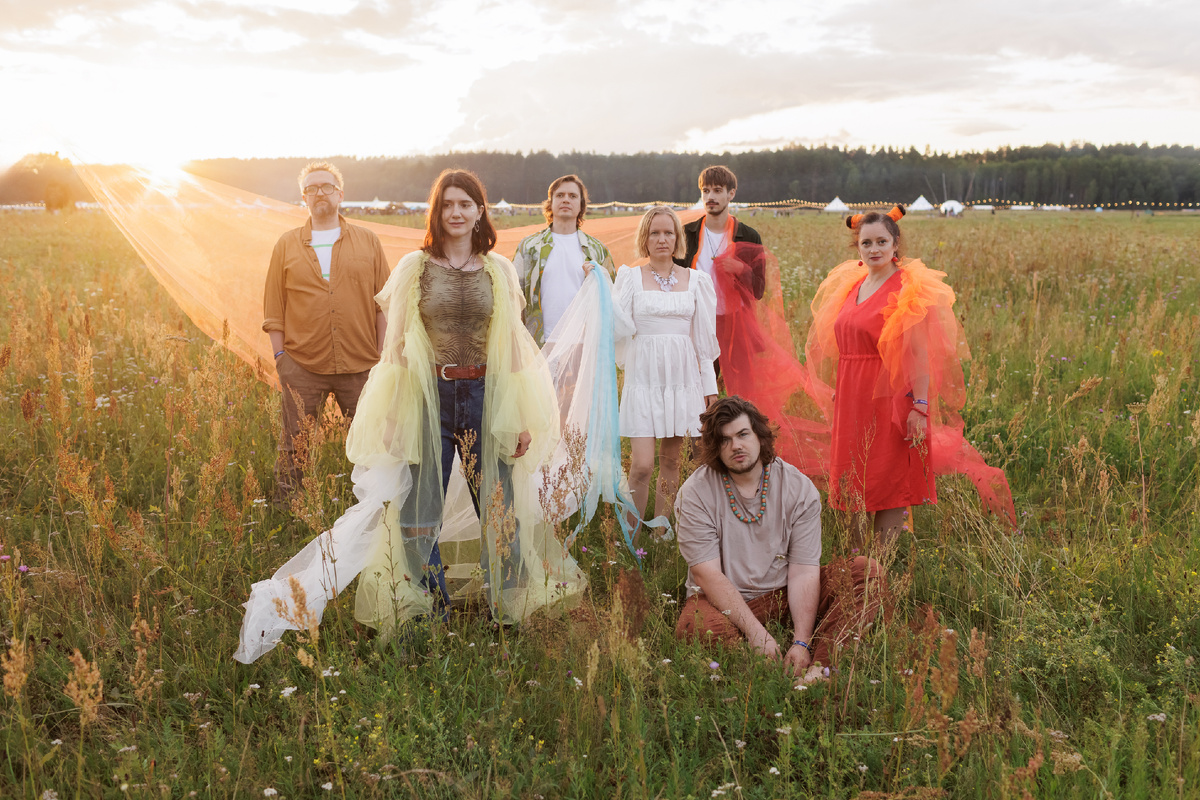 На фото: группа "Краснознаменная дивизия имени моей бабушки"