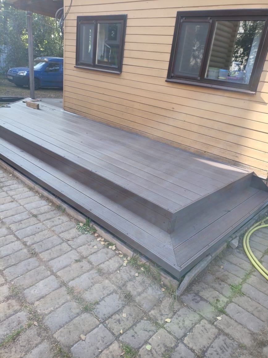 Террасная доска Диас Груп. Площадку в данном случае решили обрамить декоративным уголком.