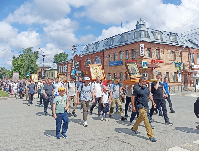 В центре Кунгура, на улице Гоголя - молитвенное шествие с иконами в честь создателей храмов