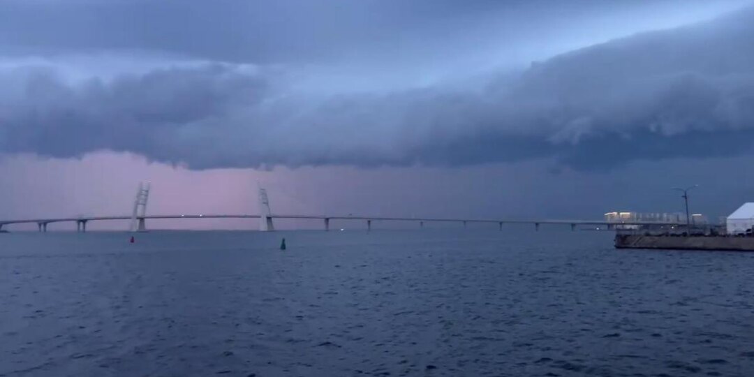 Отключение света, упавшие деревья и закрытие дамбы — в Петербурге бушует шторм