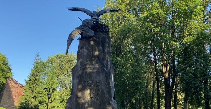 Памятник с орлами