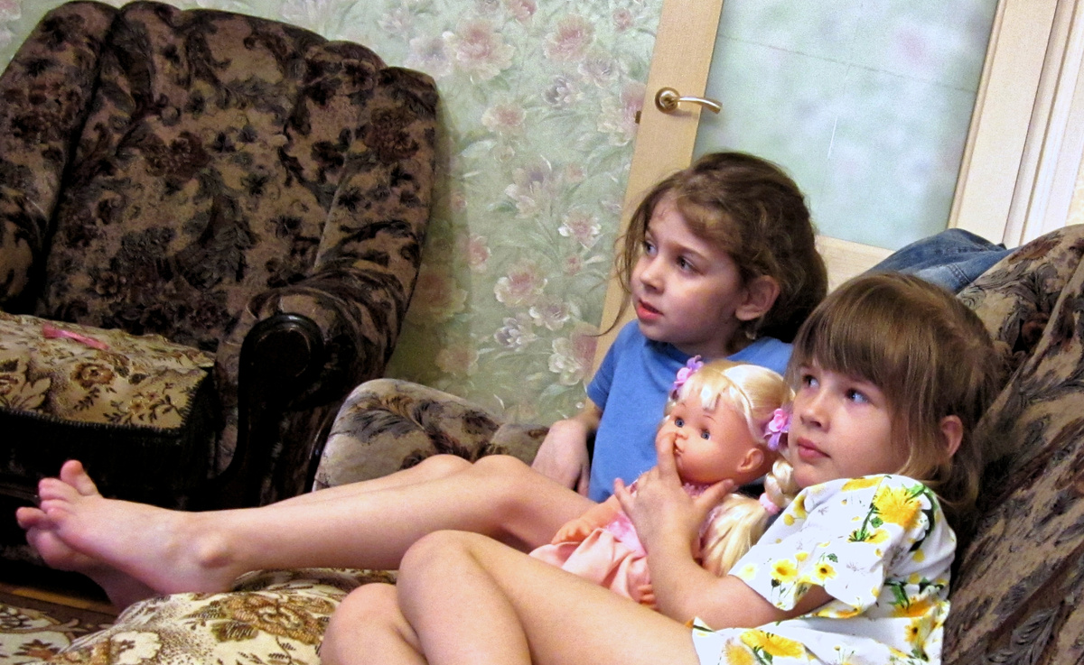Мои внучки во время домашнего кинопросмотра. Фото из личного архива автора.