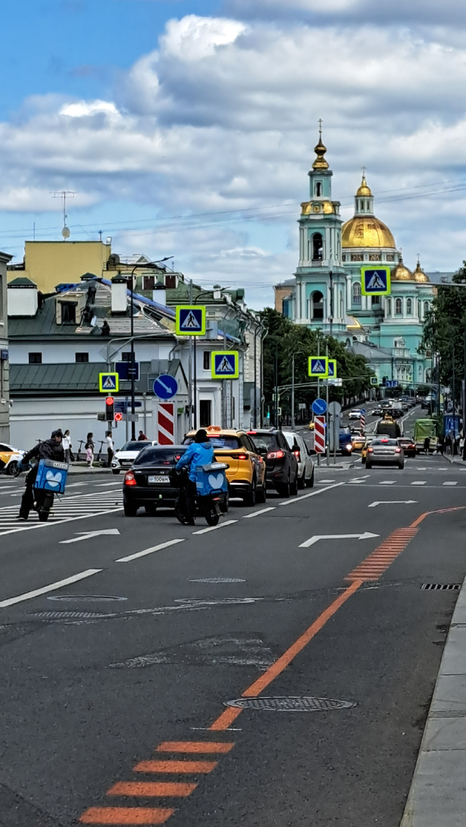 Вид от дома Пушкина в одну сторону - на Елоховский собор