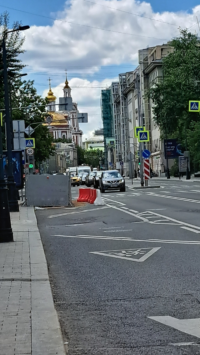 То же место, но вид в другую сторону - церковь Великомученика Никиты