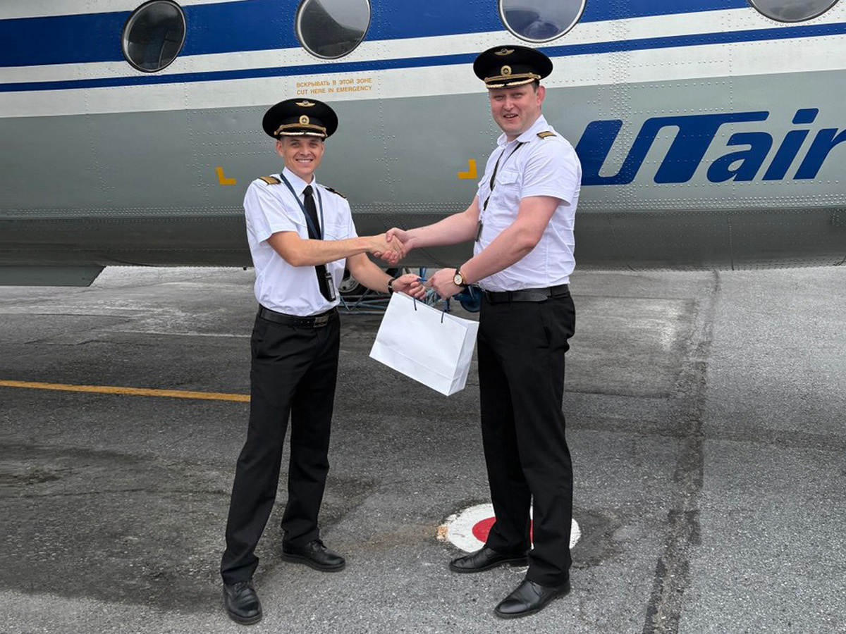 Михаил Поворов — заместитель командира авиационной эскадрильи №1, и Алексей Лукьянов — командир воздушного судна Ан-24  авиаэскадрильи № 1