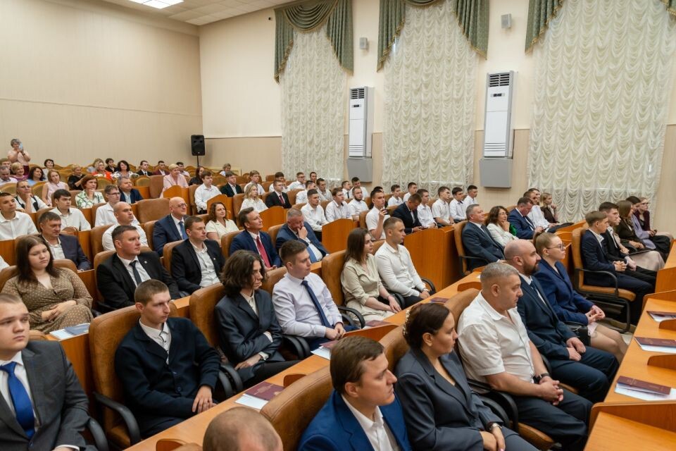    Вручение дипломов выпускникам "Профессионалитета". Источник: Павел Кривошеев, Алтайская академия гостеприимства