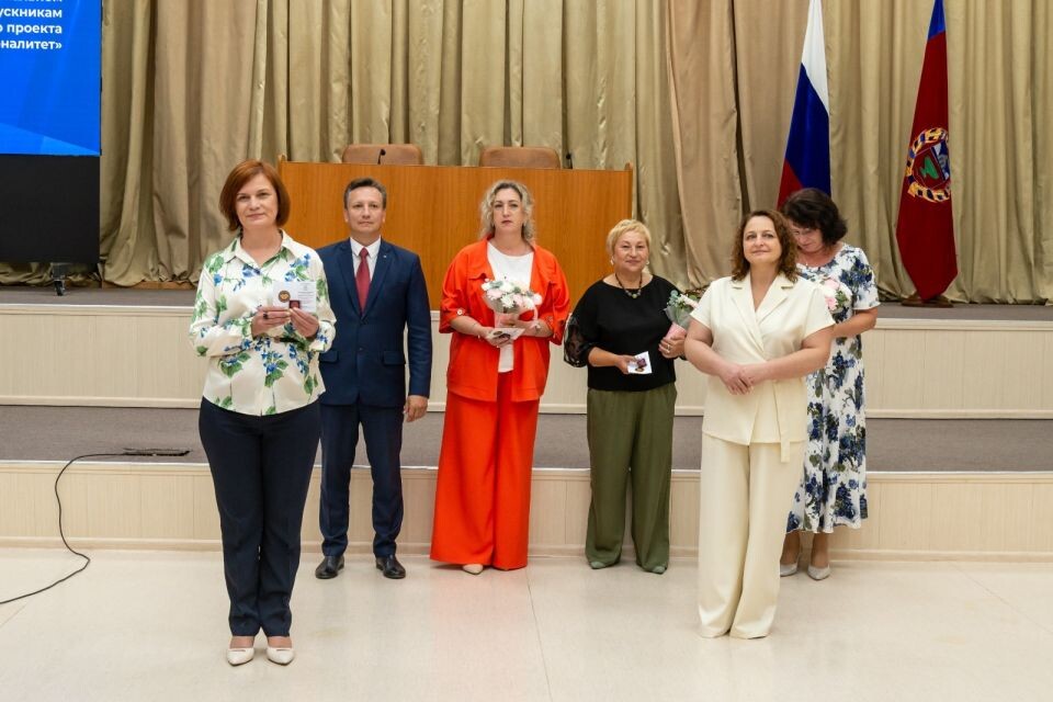    Вручение дипломов выпускникам "Профессионалитета". Источник: Павел Кривошеев, Алтайская академия гостеприимства