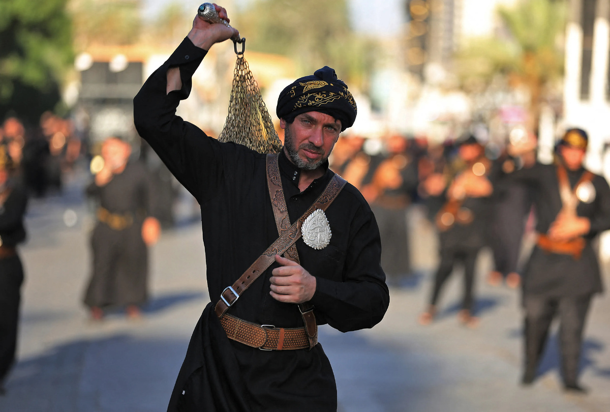 Ритуал самобичевания в День Ашура/Getty Images