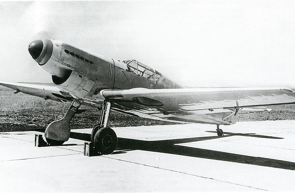 Картинки Яндекса. Первый прототип, Bf-109V-1, впервые поднялся в воздух 29 мая 1935 года, всего через три месяца после официального создания Люфтваффе. 