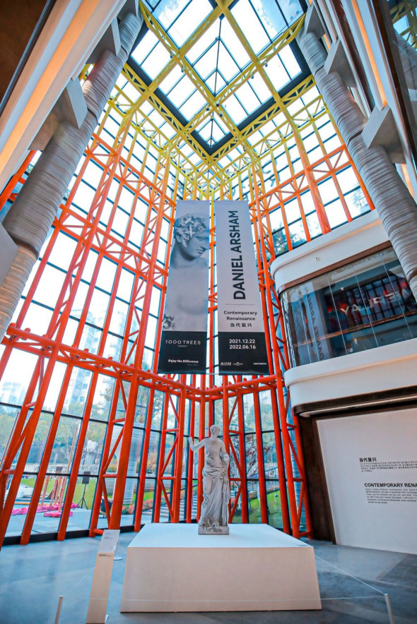 Стены здания украшают работы французского уличного художника Пола Децио. Кроме того, еще у 16 художников были заказаны произведения, в том числе фреска высотой 40 м, которая расположена в шахте лифта. Выходящую на улицу стену торгового комплекса также украшает стрит-арт.

