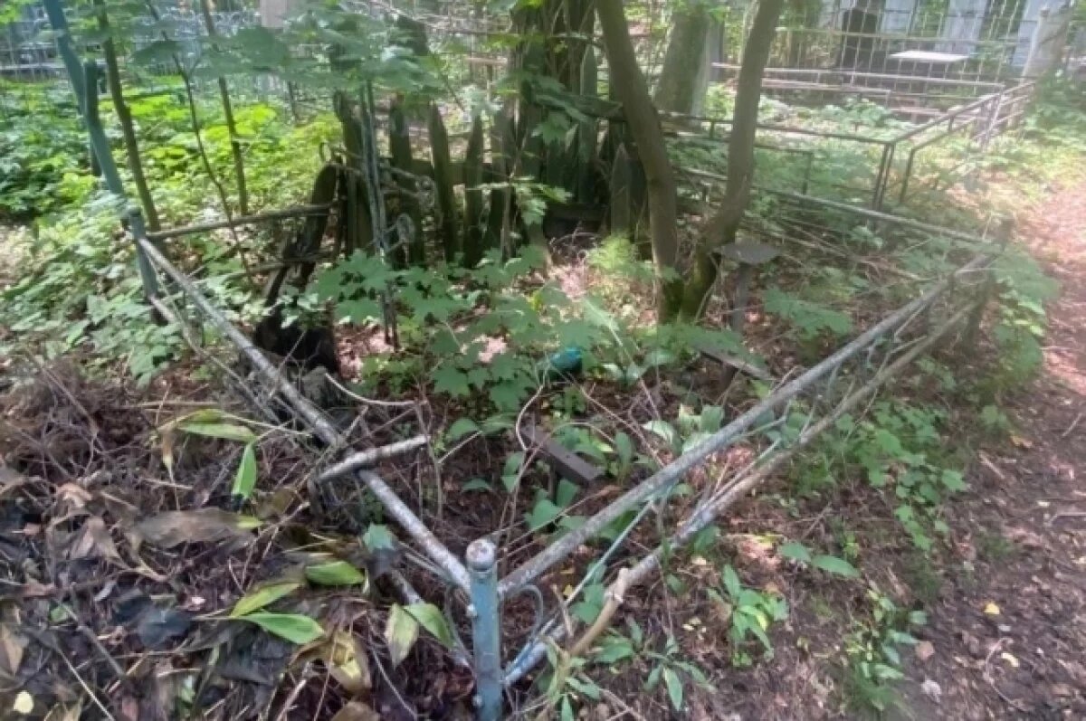    Бесхозные захоронения начали выявлять работники службы похоронного дела и представители горадминистрации.