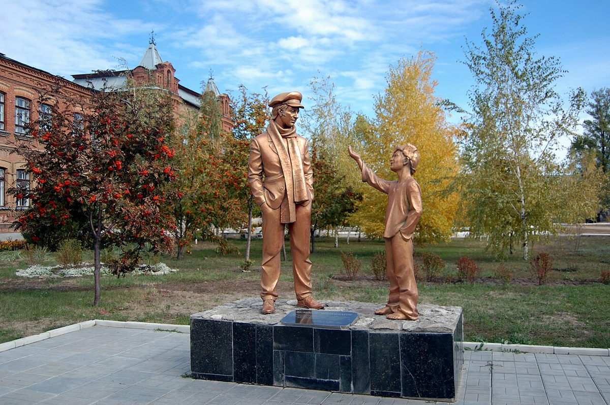 Памятник О. Бендеру в Старобельске (источник: Википедия)