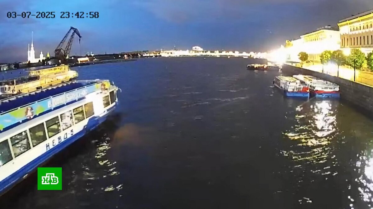    В Петербурге закрыли затворы дамбы    из-за    угрозы наводнения