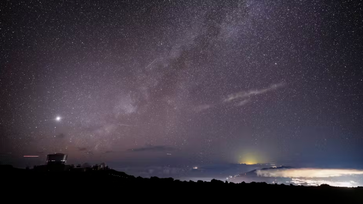 В обсерватории Халеакала, слева, установлен один телескоп системы ATLAS. Эта система первой обнаружила объект 3I / ATLAS, которого не видно на этом изображении. Фото Линдси Уоссон