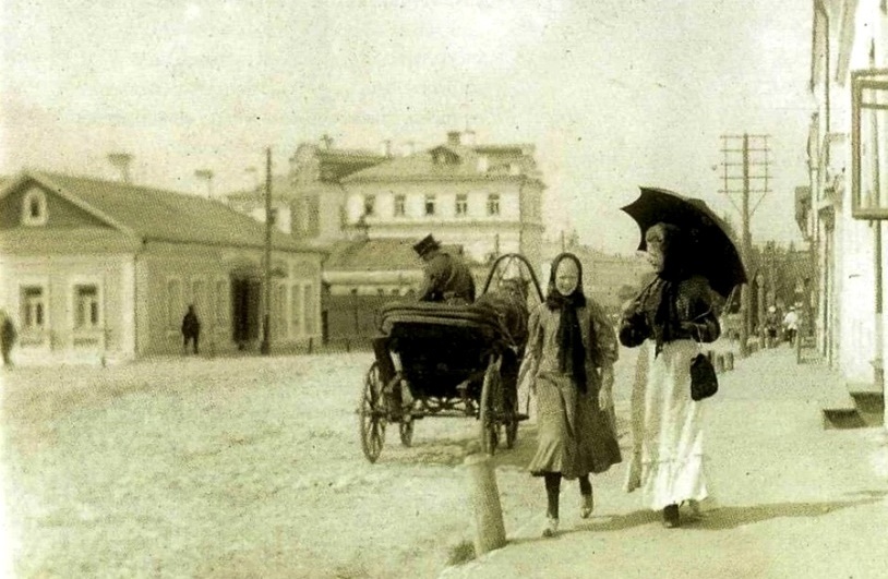 Девушки на улица Ильинская (ныне ул. Кутузова). Калуга, 1910-е гг.