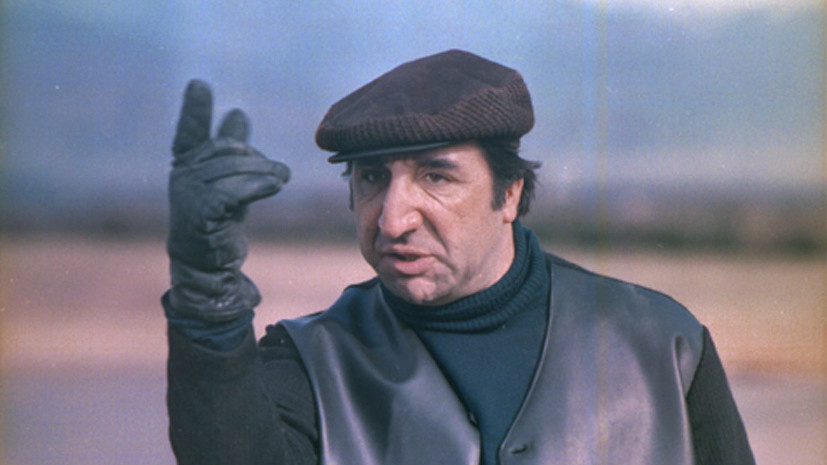     Советский и армянский актёр Фрунзик Мкртчян родился в Ленинакане (Гюмри) 4 июля 1930 года. Его родители работали на текстильном заводе. Интерес к творчеству у будущего артиста проснулся рано, Фрунзик отлично рисовал, и его отец мечтал, что он станет художником Legion-Media Кадр из фильма «Мимино» / Mosfilm