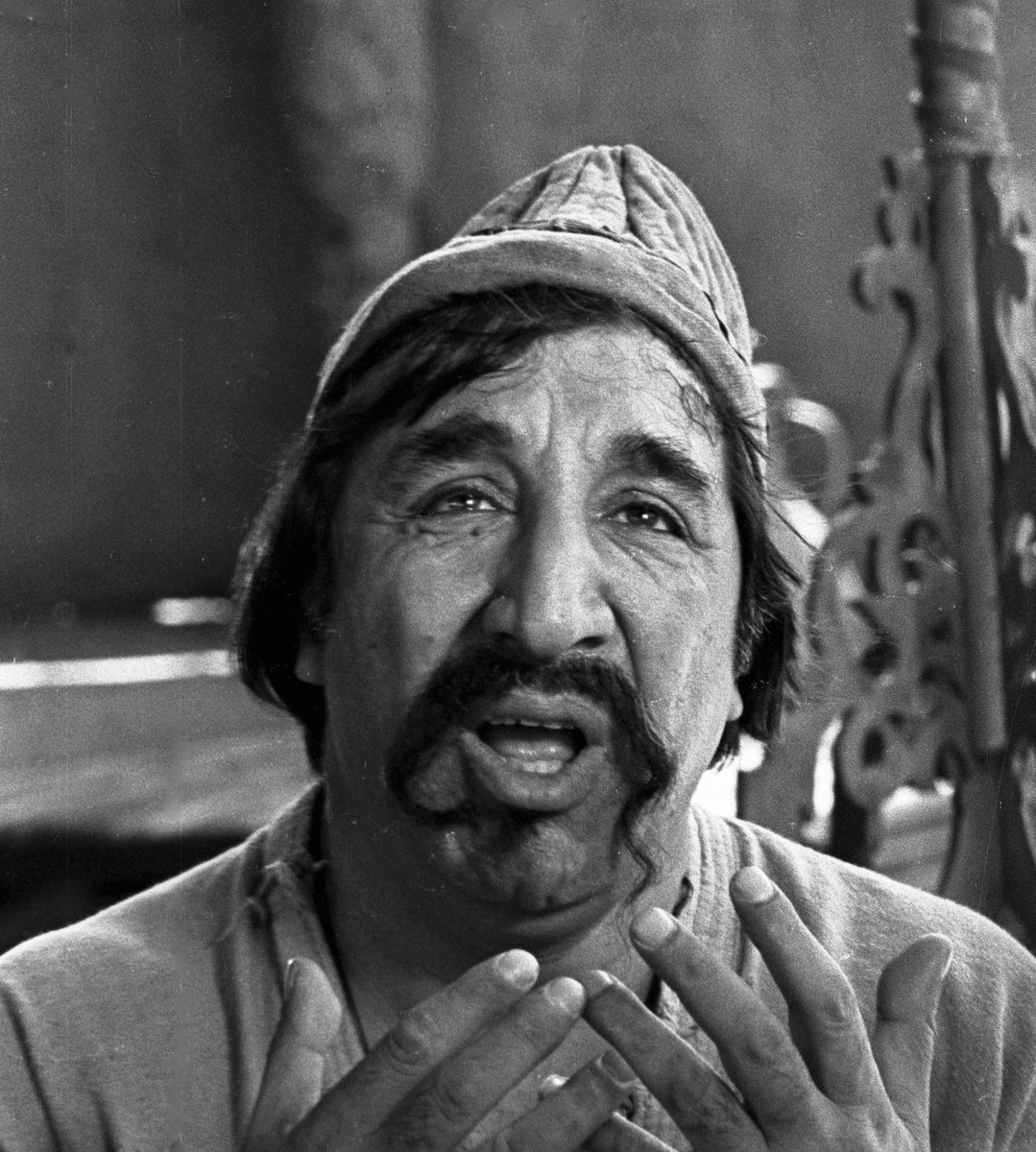    Сам Фрунзик быстро понял, что ему ближе театр. В подростковом возрасте он посещал драматический кружок. Одновременно Мкртчян работал помощником киномеханика: он был вынужден помогать семье после того, как его отца арестовали за кражу нескольких метров ткани с завода / РИА Новости / Кадр из фильма «Али-Баба и сорок разбойников»