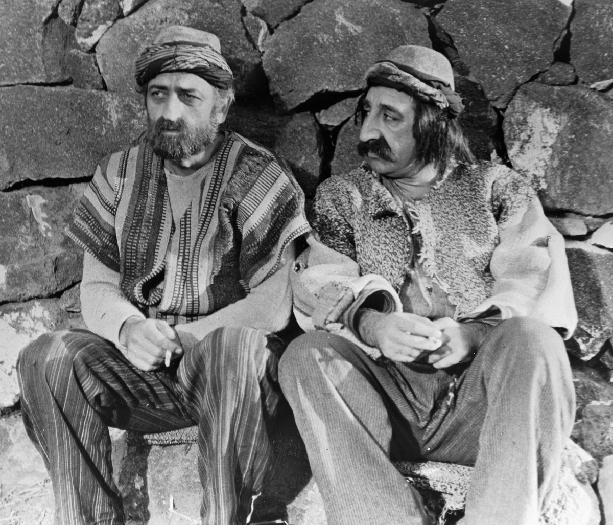    В течение нескольких лет Фрунзик Мкртчян служил в Ленинаканском государственном драматическом театре им. А. Мравяна. После окончания Ереванского театрально-художественного института в 1956 году его приняли в труппу Армянского государственного академического драматического театра им. Г. Сундукяна / РИА Новости / Кадр со съёмок фильма «Наапет». (1971) / Mosfilm