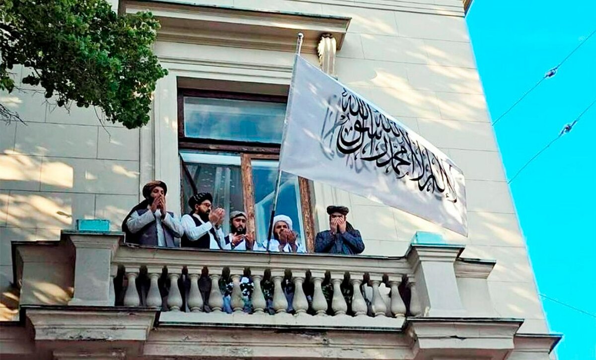 Талибы установили новый флаг над посольством в Москве. Фото ТАСС