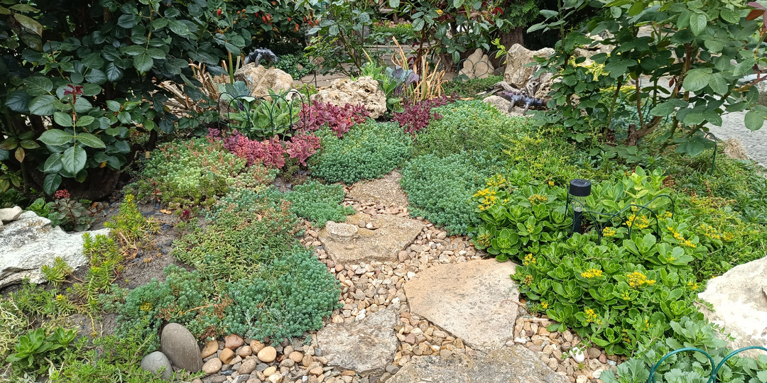 Прогулка по красивому саду