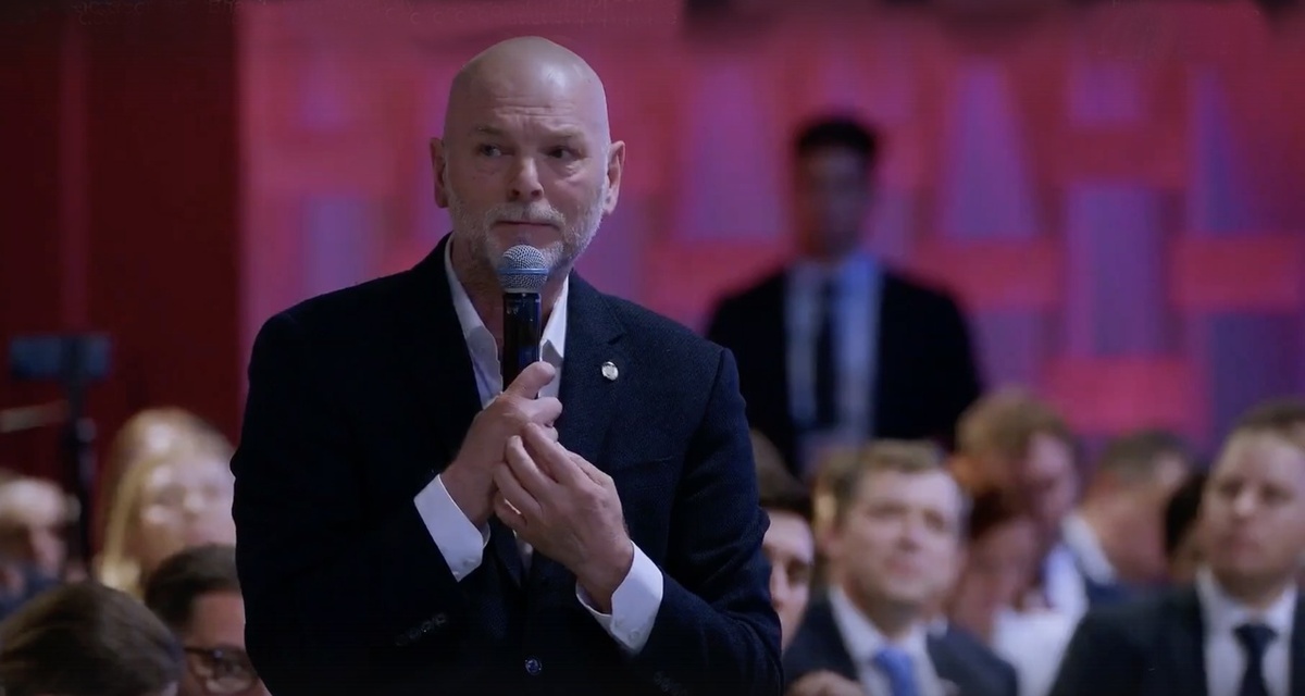 Скриншот эфира пленарного заседания форума «Сильные идеи для нового времени»