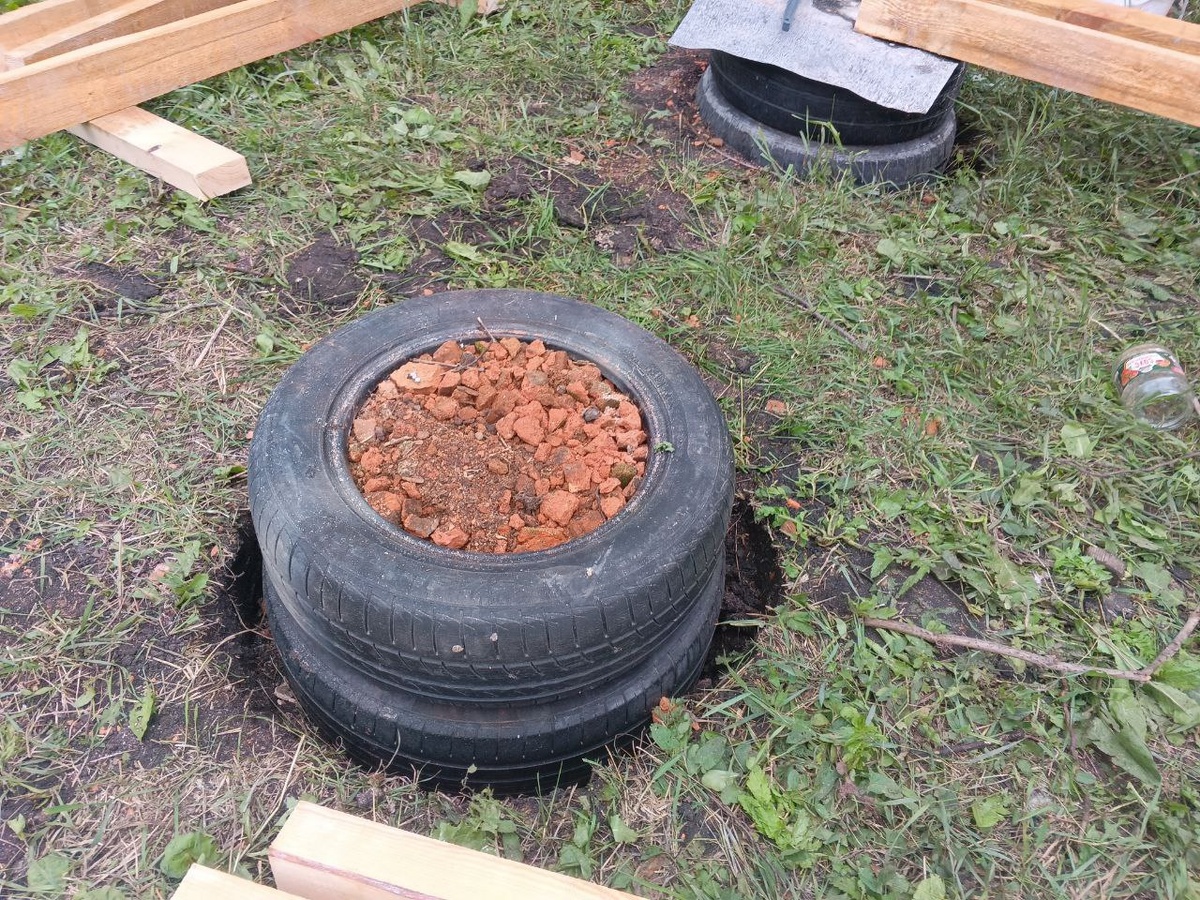 Покрышки набитые битым кирпичом