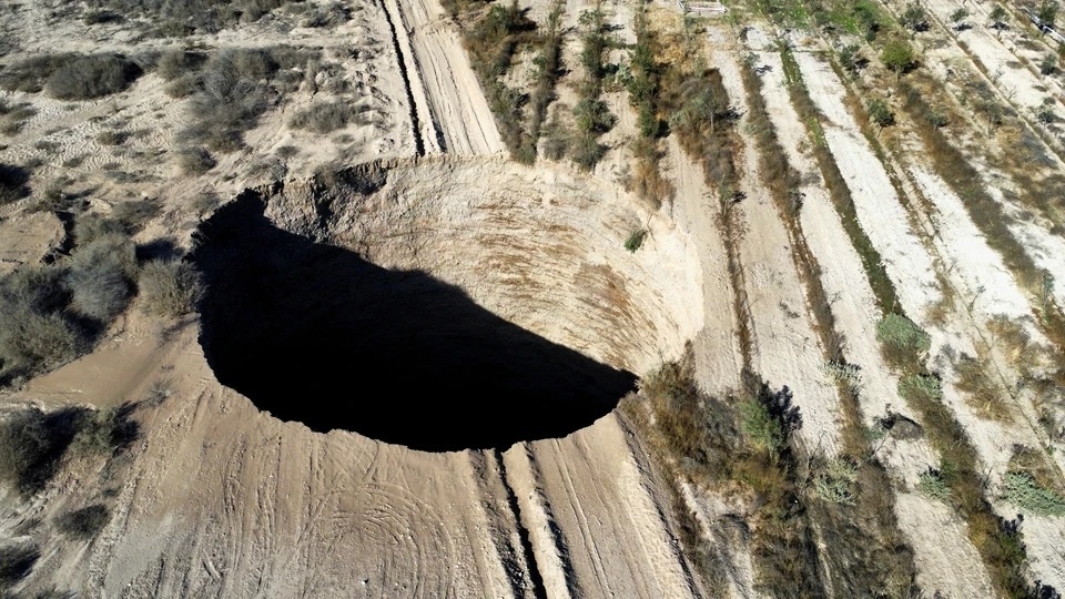Провал на дороге