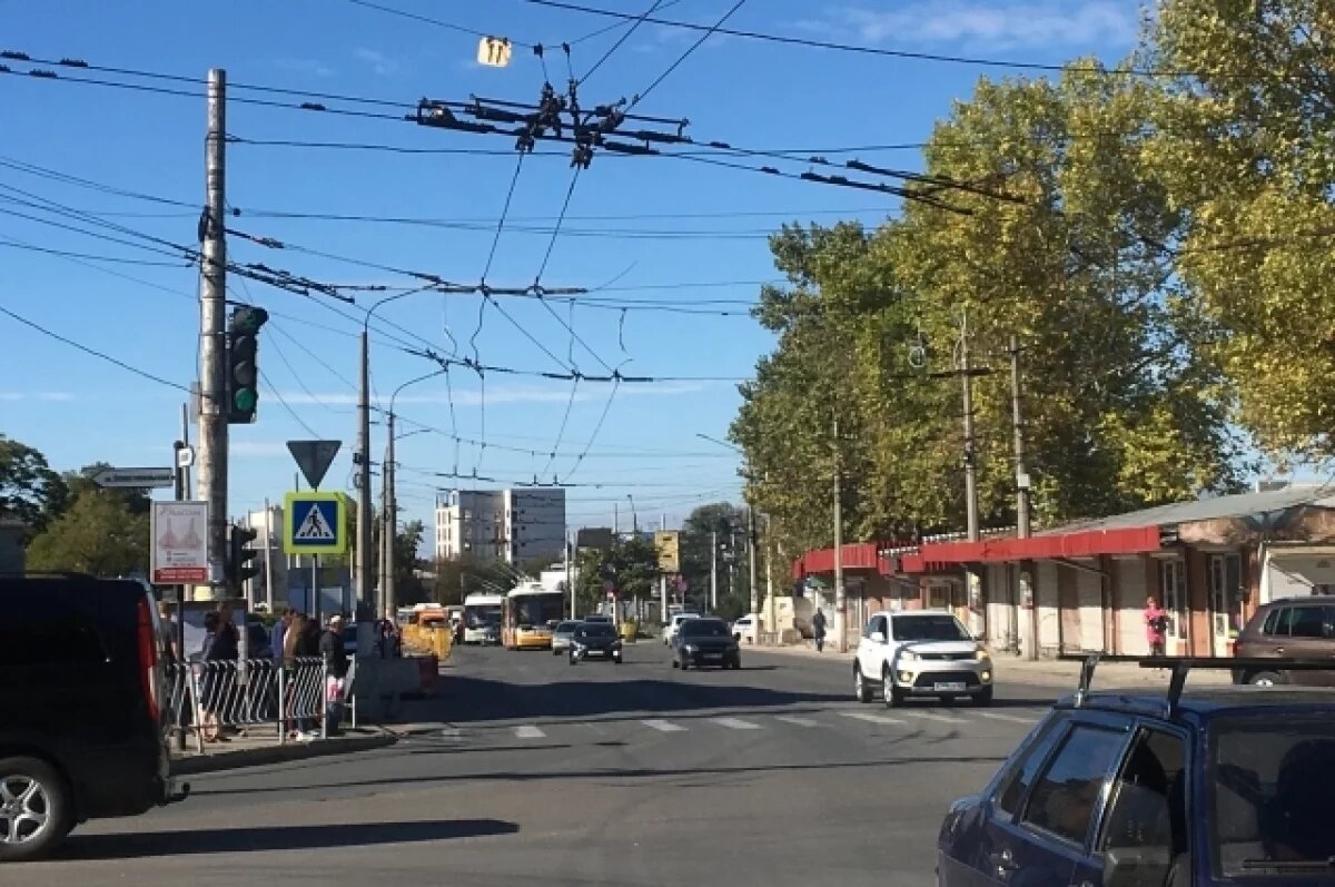    В центре Симферополя столкнулись машины, движение по дороге затруднено