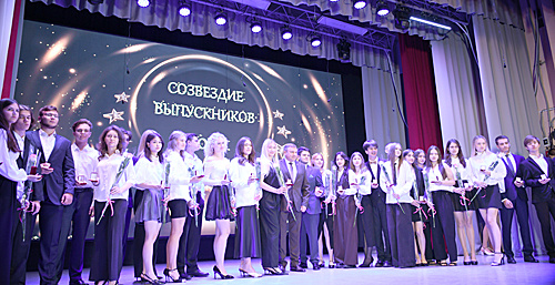    Золотые медалисты гимназии № 3 (в центре – К.С. Доморовский). / ФОТО автора Администратор