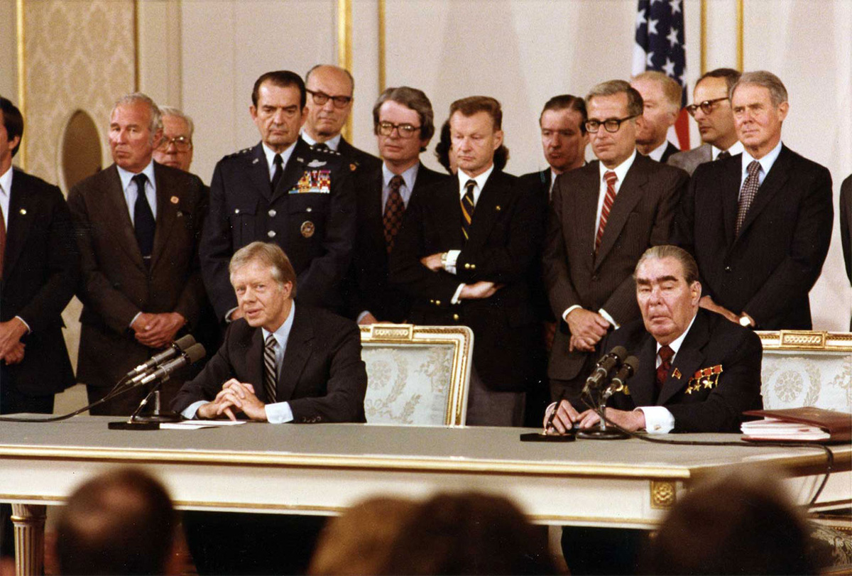 Президент Картер и генеральный секретарь СССР Леонид Брежнев подписывают Договор об ограничении стратегических наступательных вооружений (ОСВ-2). Вашингтон, округ Колумбия. 16 июня 1979 года