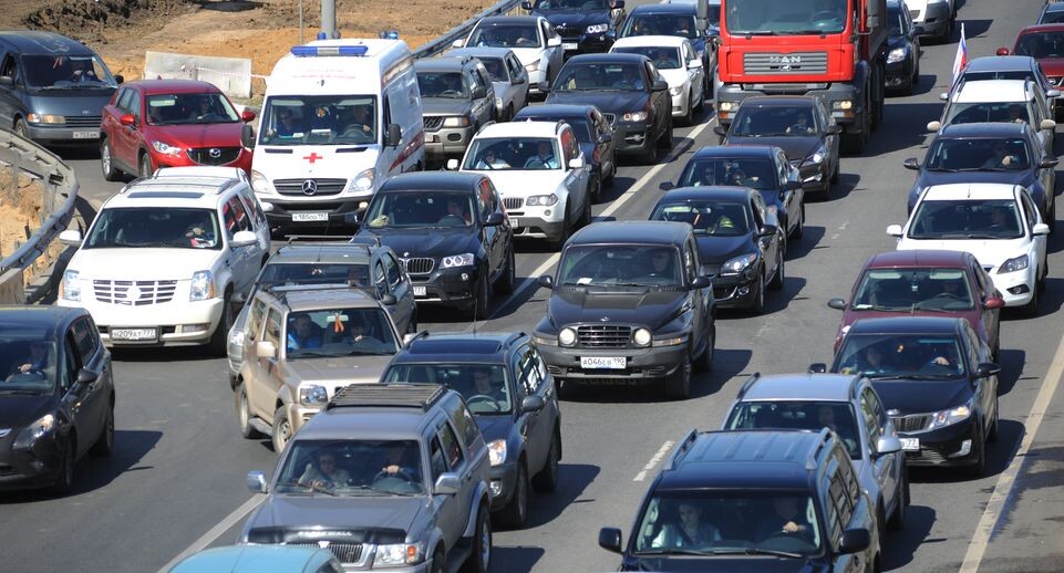   Автомобильное движение по Калужскому шоссе в Москве / Медиасток.рф
