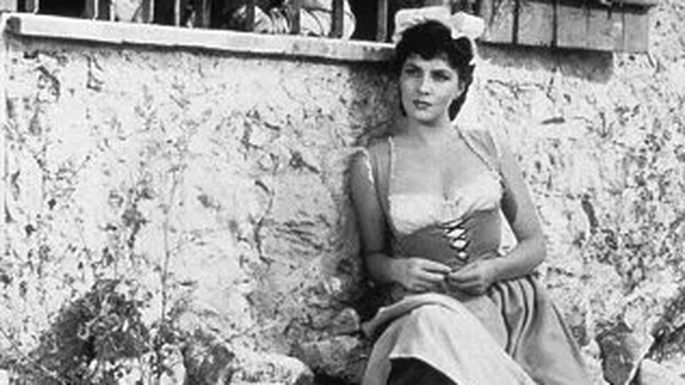 Первым успехом в кино стала роль Аделины в фильме режиссера Кристиана-Жака «Фанфан-тюльпан» 1952 года.📷Фото: Les Films Ariane