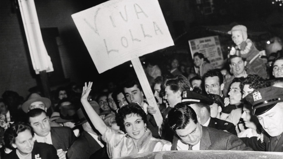 После роли в фильме «Хлеб, любовь и мечты» 1953 года в Нью-Йорке актрису начали называть итальянской версией Мэрилин Монро     
На фото: поклонники приветствуют актрису на празднике Сан-Дженнаро в Нью-Йорке (США), 1953 год.📷Фото: Getty Images / Bettmann / Contributor