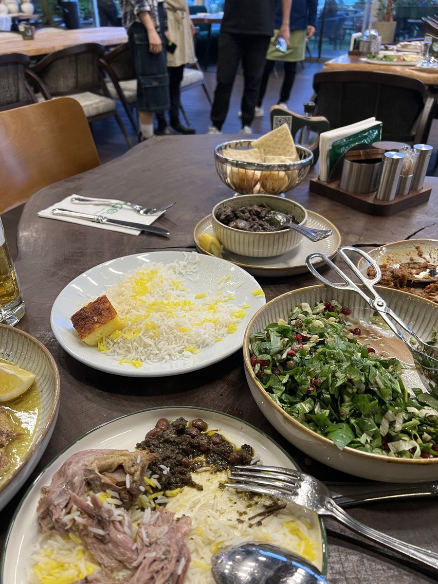 Еда в иранском ресторане в Лондоне 