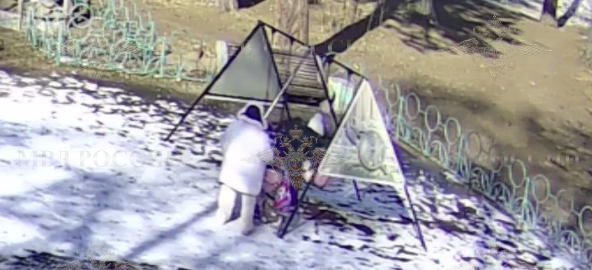 Приезжие делали тайники на детских плоащадках. Фото: МВД России