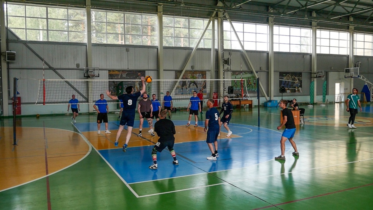 Спартакиада началась с волейбола.