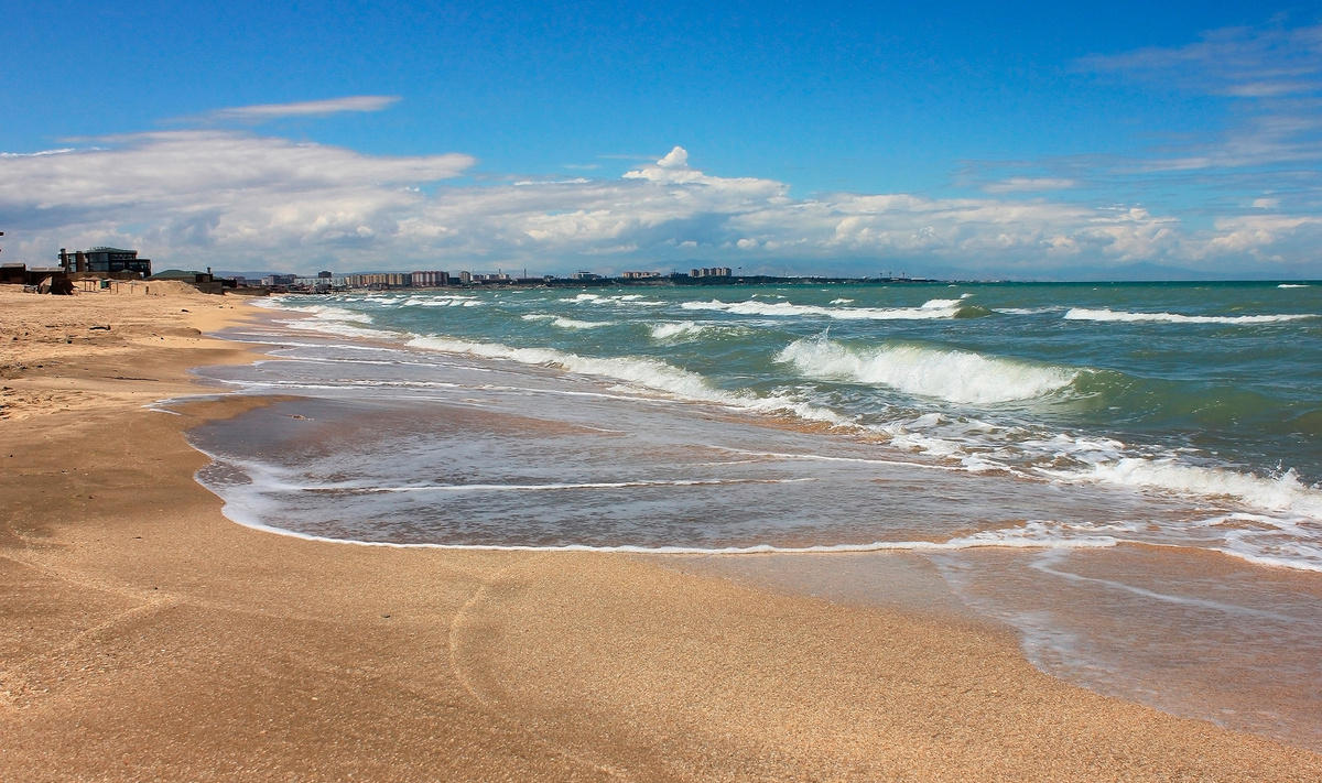 Здесь можно понежиться у Каспийского моря на одном из курортов: Нардарана, Новханы, Пиршаги, Бузовны — выбор большой.Фото: MasyuraN / Shutterstock.com